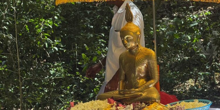 வவுனியா வெடுக்குநாறிமலையில் புத்தரின் சிலை வைக்கப்பட்டு வழிபாடு ; பெருமளவான பௌத்தமக்கள் பங்கெடுப்பு