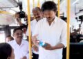 நடத்துனராக மாறிய தமிழ்நாட்டு முதலமைச்சர் விஜய் ; ‘வெற்றி பயணம்’ ஆரம்பித்து வைப்பு