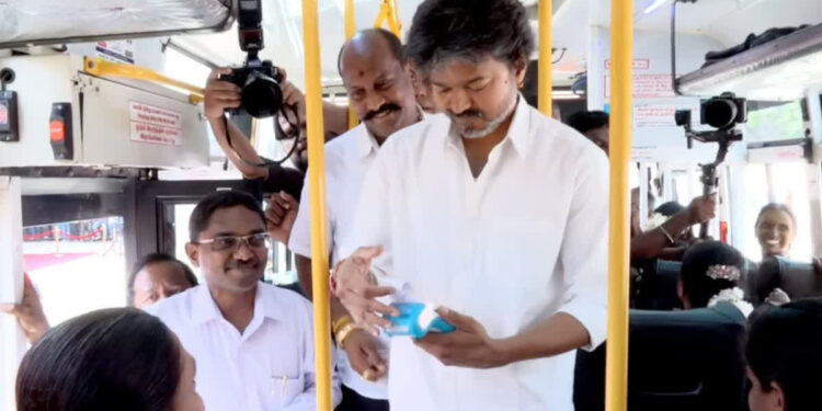 நடத்துனராக மாறிய தமிழ்நாட்டு முதலமைச்சர் விஜய் ; ‘வெற்றி பயணம்’ ஆரம்பித்து வைப்பு