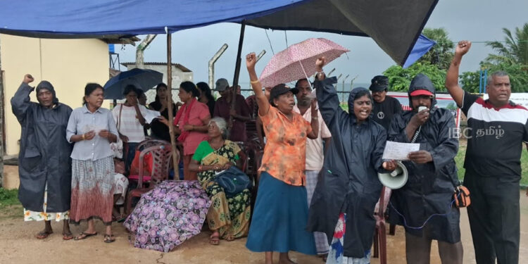 சொந்தக் காணிகளை விடுவிக்கக் கோரி பலாலியில் கொட்டும் மழையிலும் போராட்டம்!