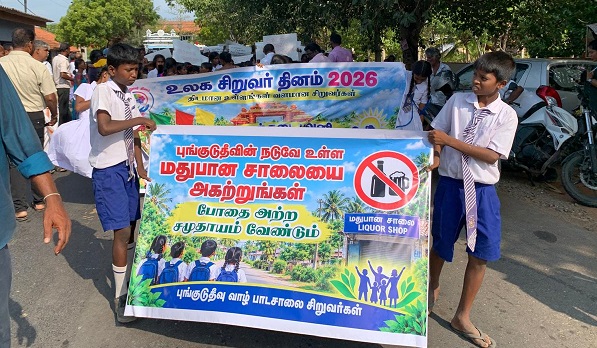 பல்வேறு கோரிக்கைகளை முன்வைத்து புங்குடுதீவு பாடசாலை மாணவர்கள் பேரணி!