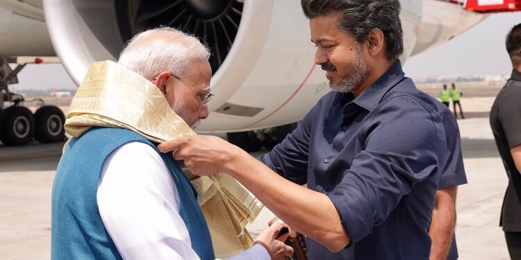 இந்தியப் பிரதமர் மோடியைச் சென்னையில் வரவேற்றார் தமிழக முதலமைச்சர் விஜய்
